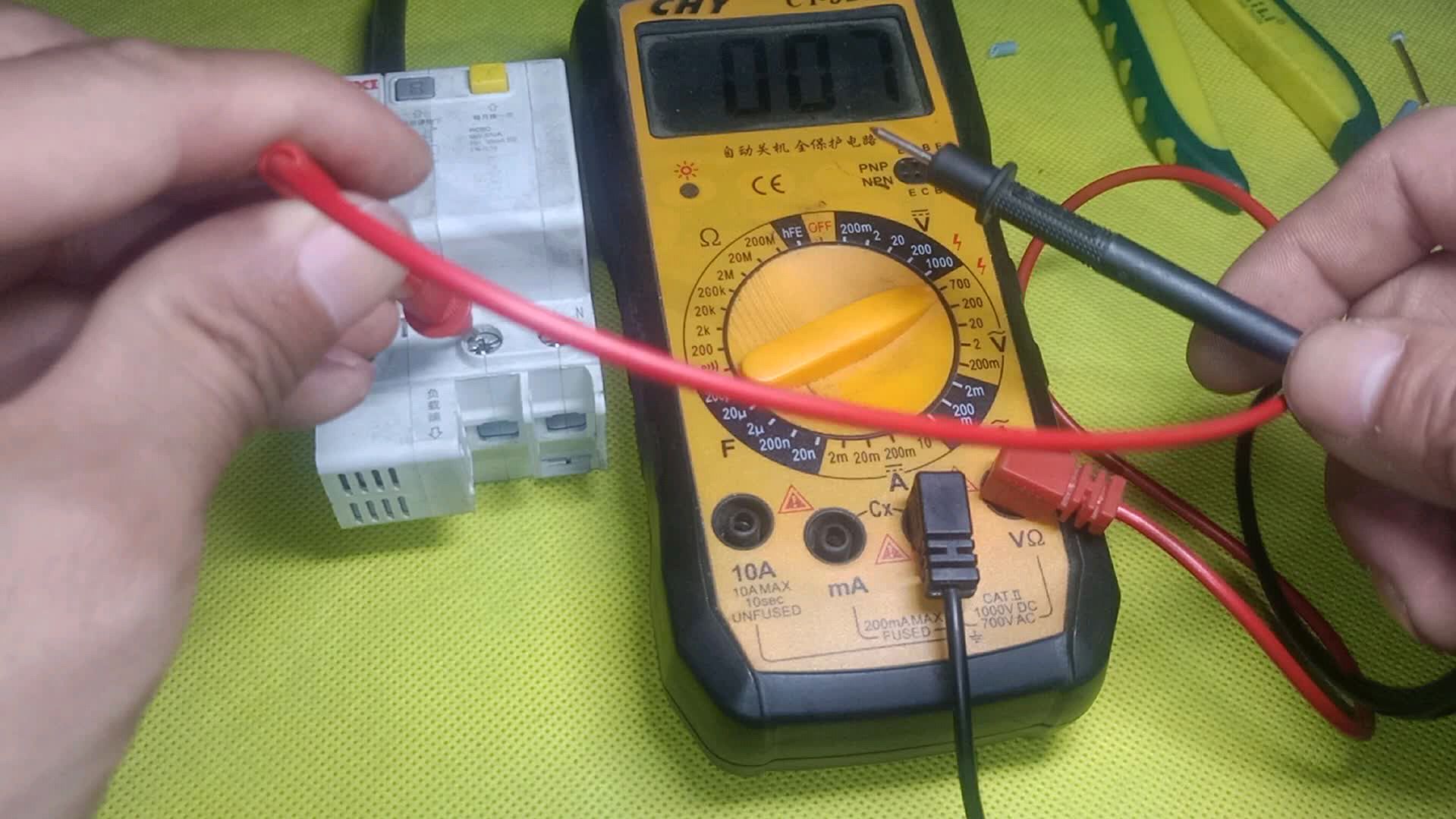电工扫盲篇:万用表怎么测量交流电压?怎么区分火线零线?教给你