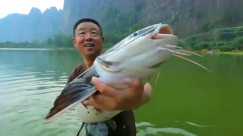 李大毛:冒着狂风大雨钓鱼,这种天气大鱼才肯露头,果不其然!