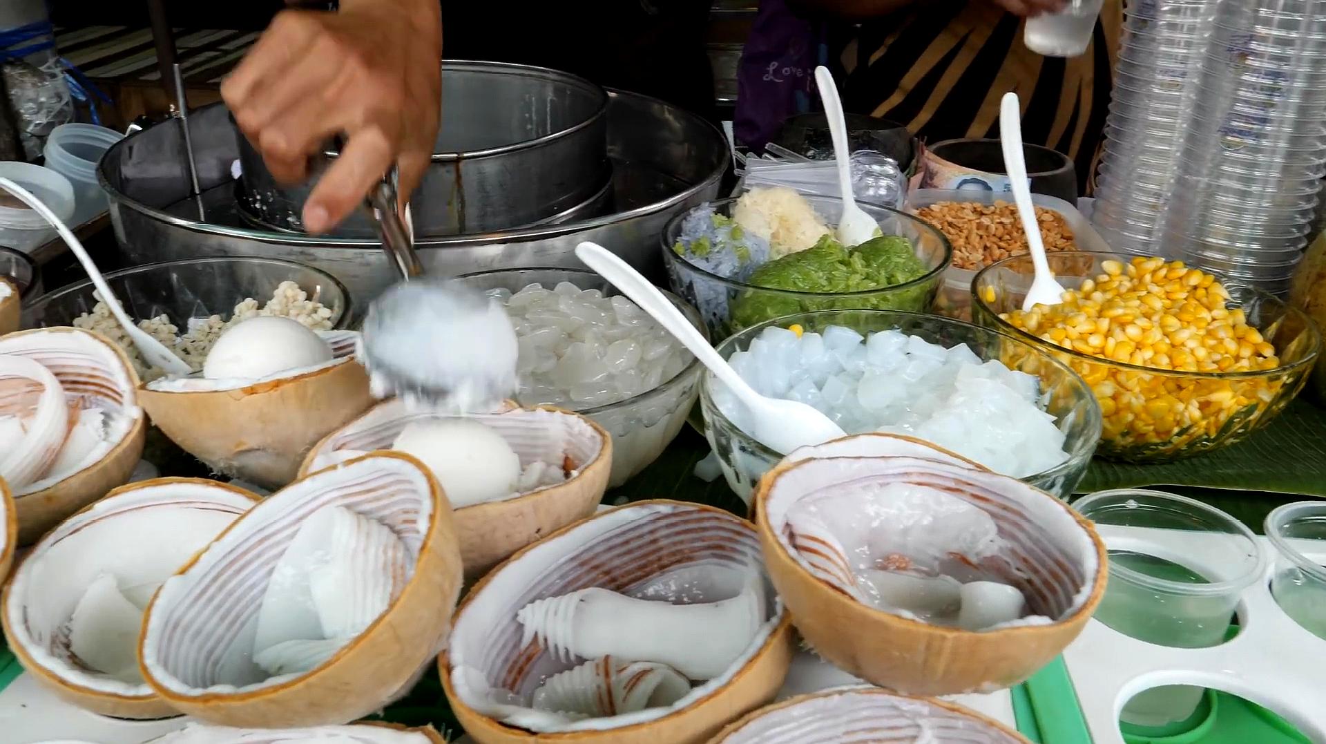 泰国街头的爆款小吃:椰子冰淇淋!凉爽冰淇淋混着q弹果肉超好吃