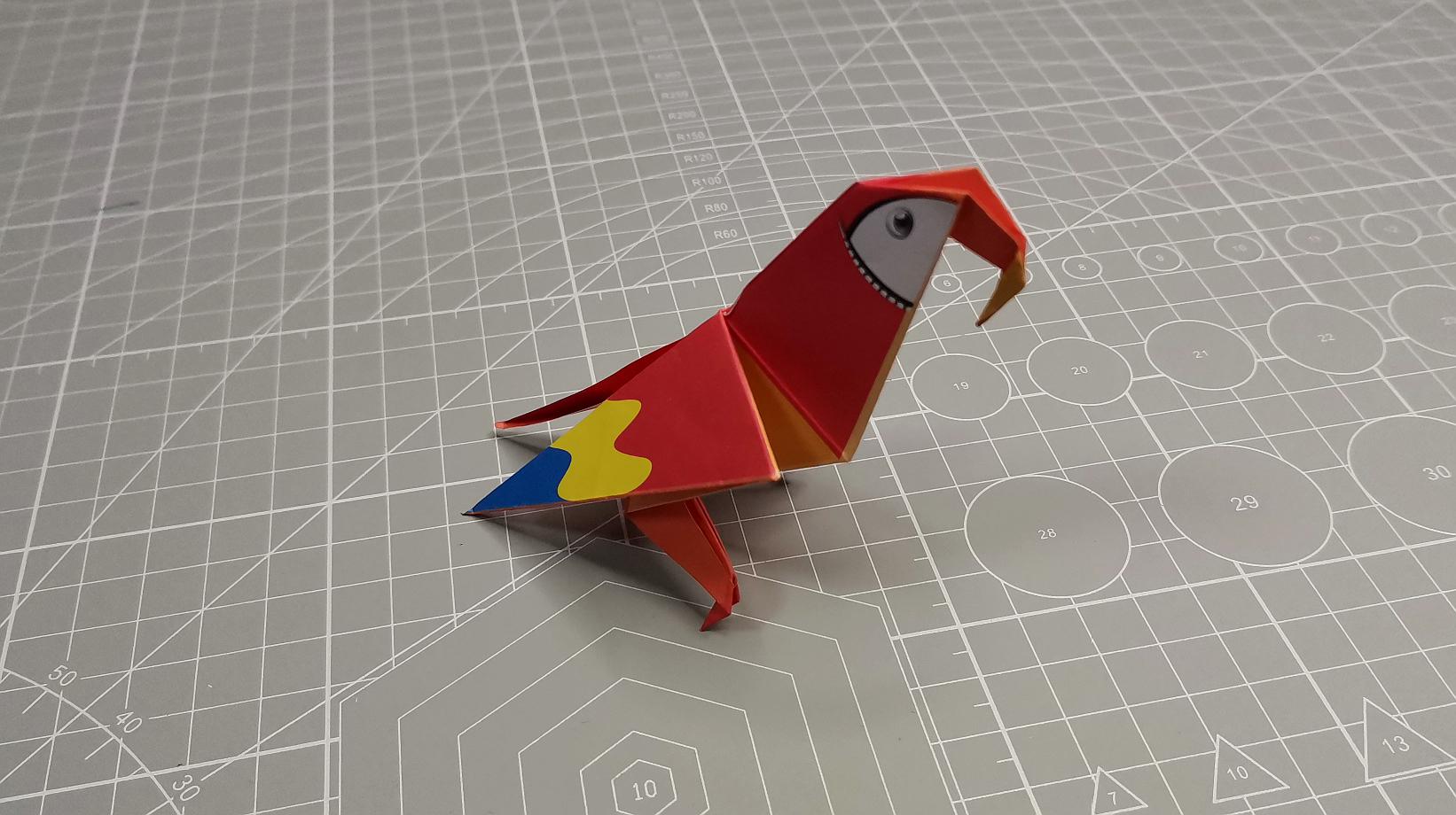 彩色鹦鹉折纸,折起来很简单,非常漂亮的创意手工