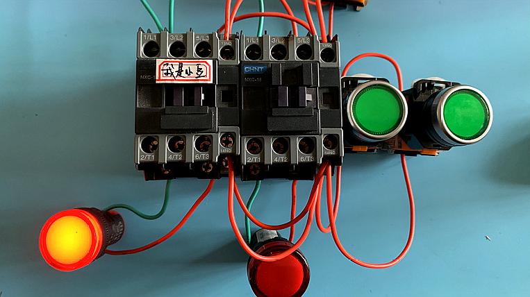 电工知识:根据电路图如何接线,接触器互锁正反转电路接线教程