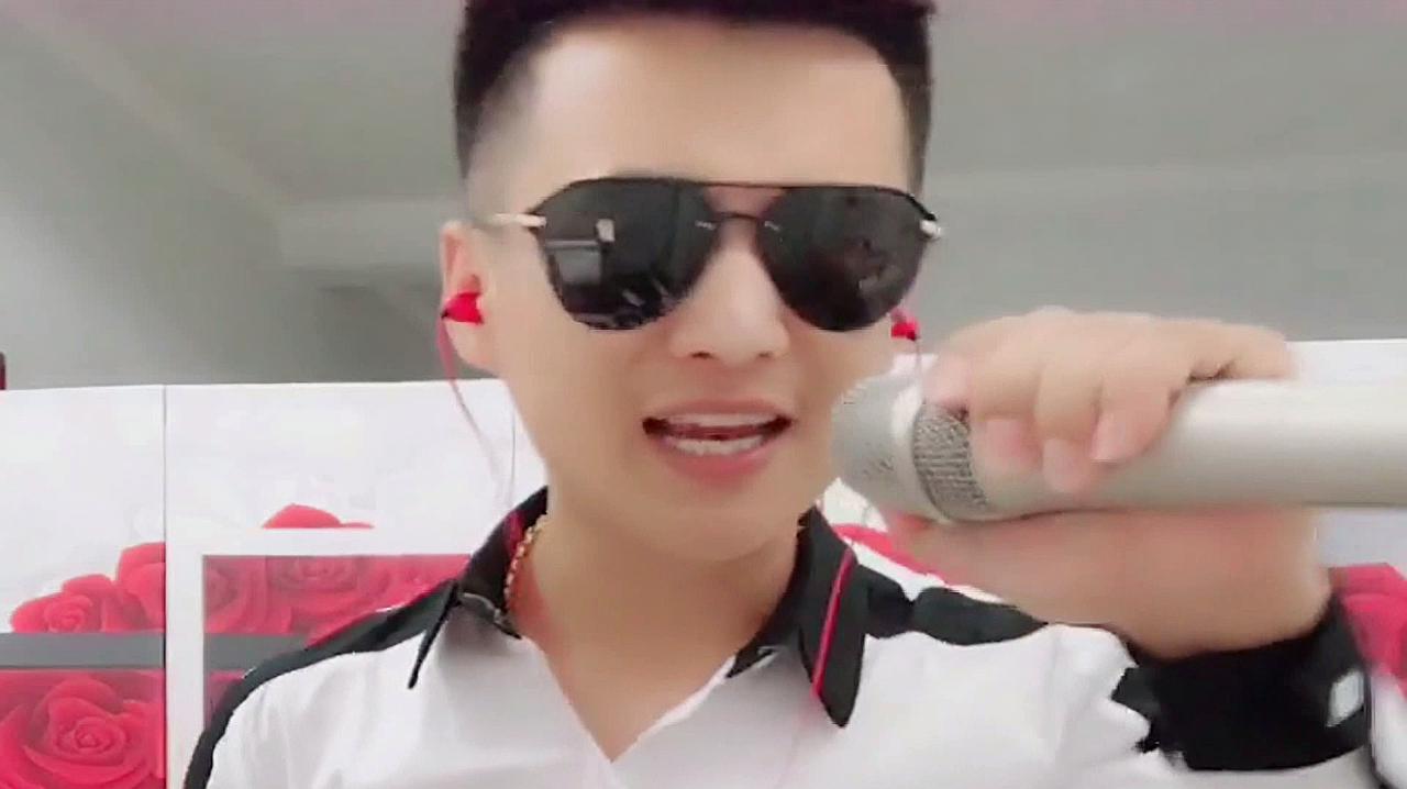 网红男歌手翻唱《今生爱的就是你》,非常好听,分享给大家!