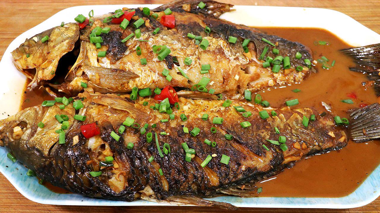 红烧鲫鱼最经典的家常做法,煎鱼不粘锅不破皮,2条鲫鱼不够吃