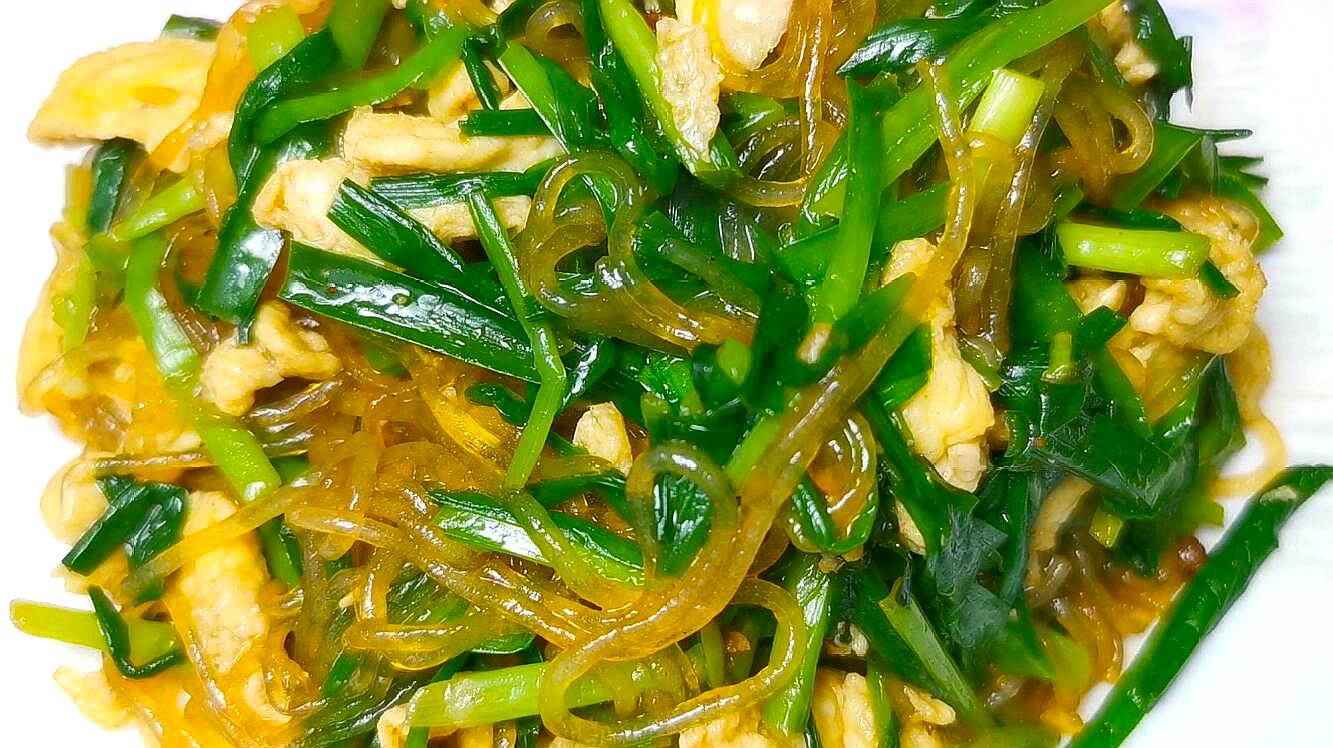 1韭菜焖粉条:分享个韭菜粉条的美味吃法,这样制作的菜品鲜香美味,好吃