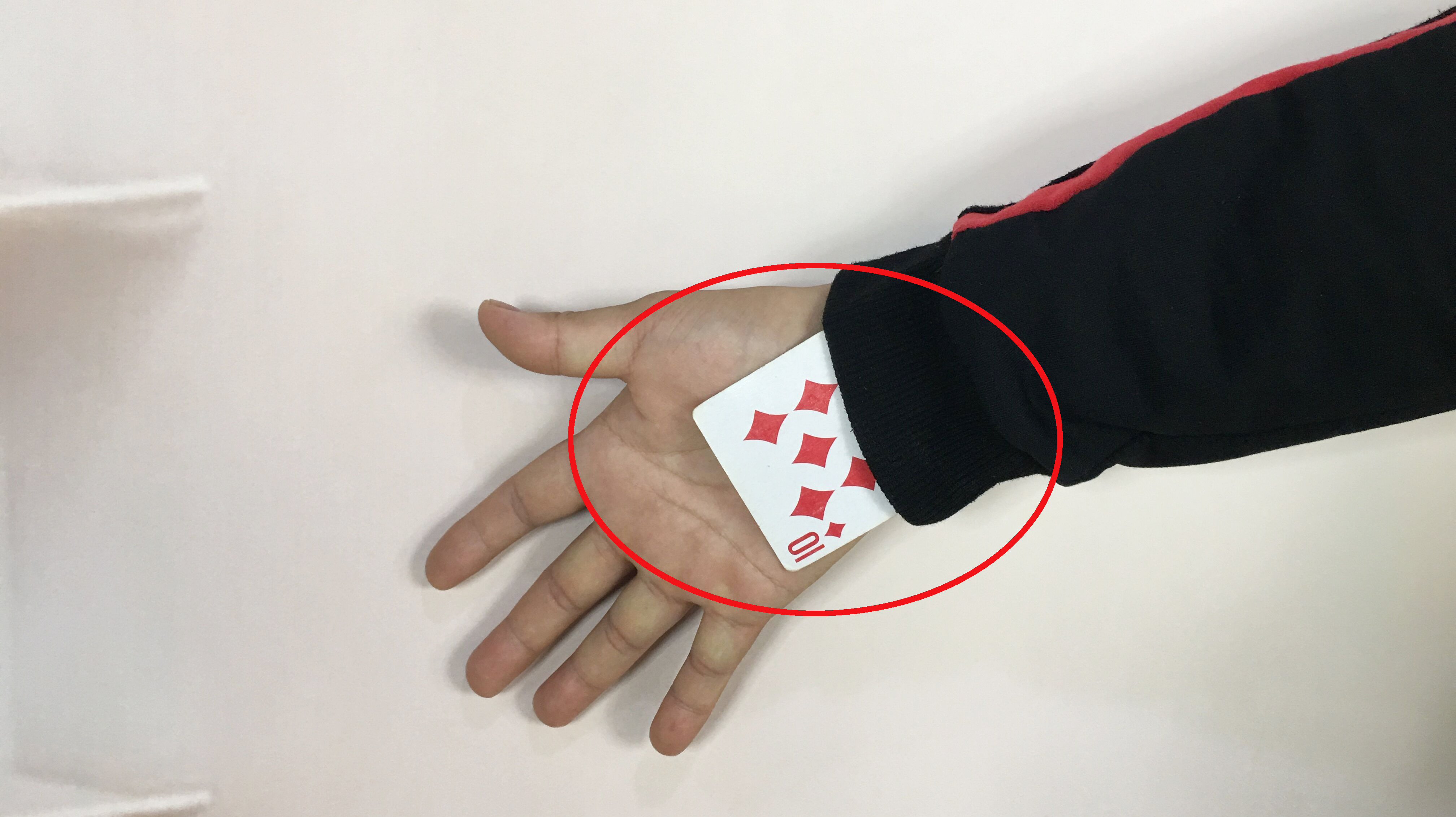 为什么魔术师能把观众的扑克牌,隔空变进袖子里?方法真简单