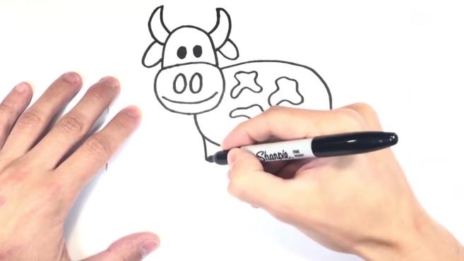 服务升级 3老牛简笔画:首先画老牛的牛头和耳朵,然后我们来画牛头的