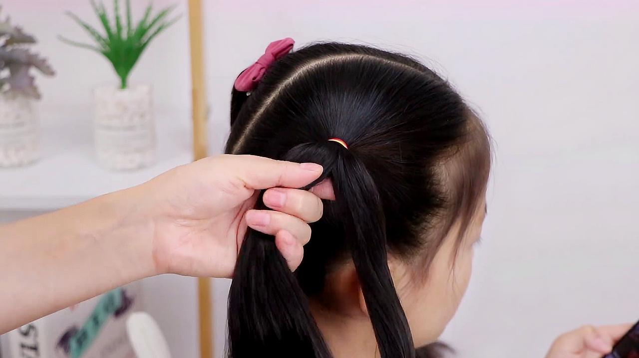 1小女孩发型设计方法一好看发型:见过四面都有效果的麻花辫吗?