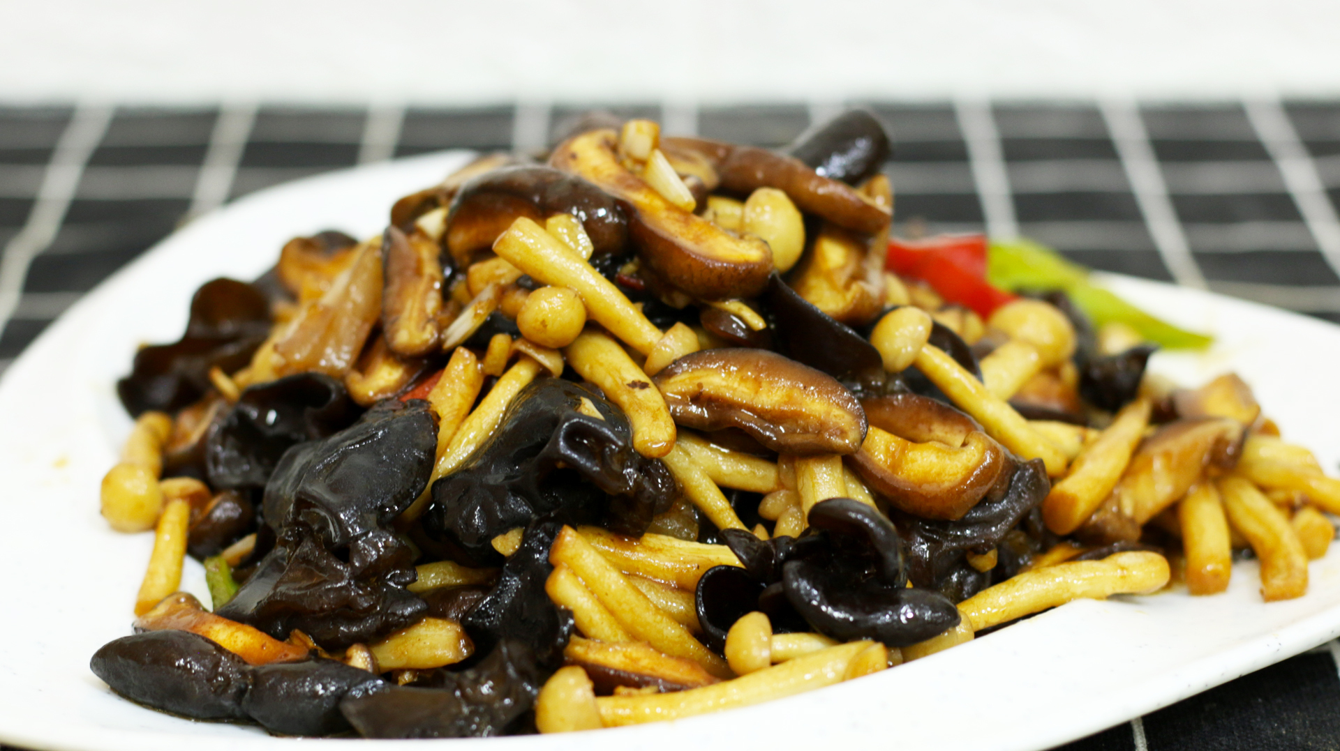 双菇炒肉菇可以这样炒,加上这个食材更美味,益智又开胃!