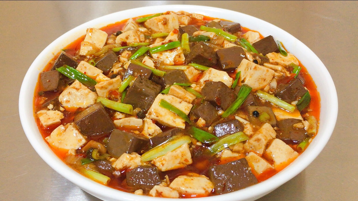 麻辣鸭血豆腐怎么做?大厨分享一招,麻辣鲜香,入口滑嫩