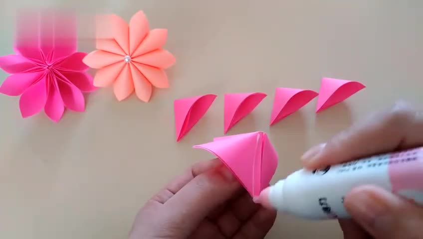 很简单的8瓣花朵折纸,一种折法2种不一样的花,怎么看都超喜欢
