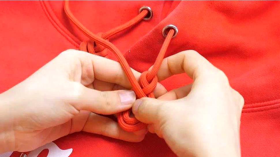 超流行的卫衣绳子系法,既漂亮又个性,男女都喜欢,方法简单好学