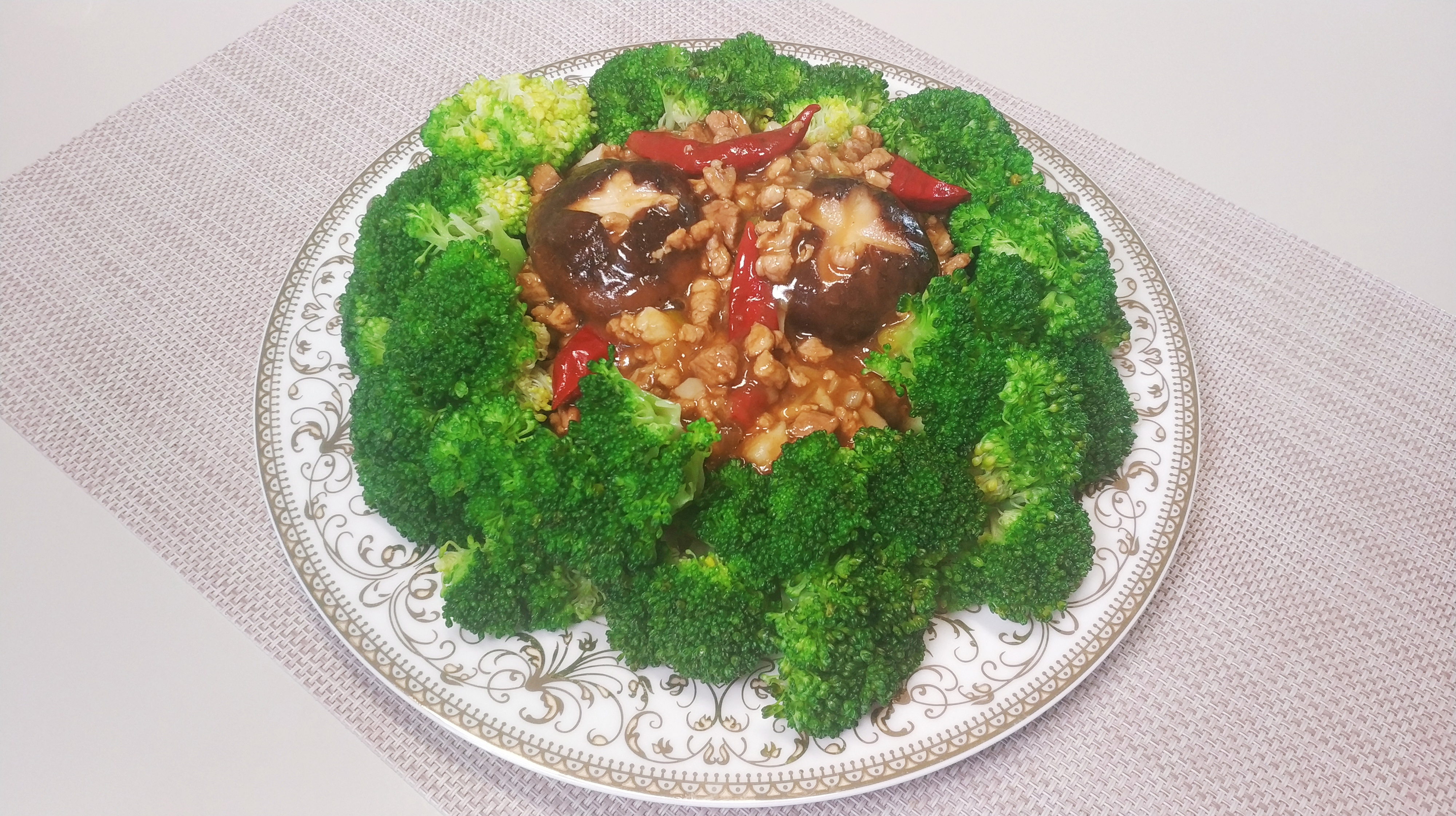 西兰花和香菇最好吃的做法,看着就有食欲,上桌一大盘不够吃