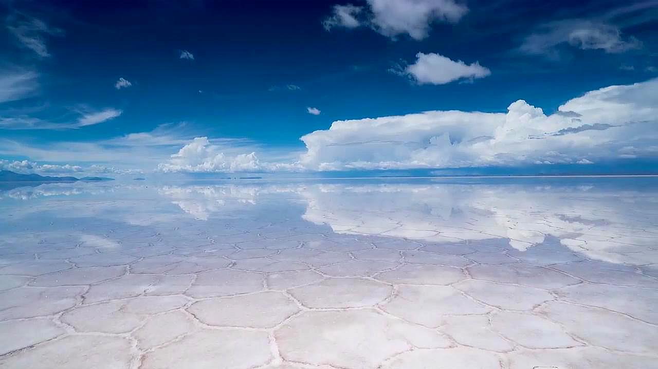 天空之镜,玻利维亚的乌尤尼盐湖,水天一色
