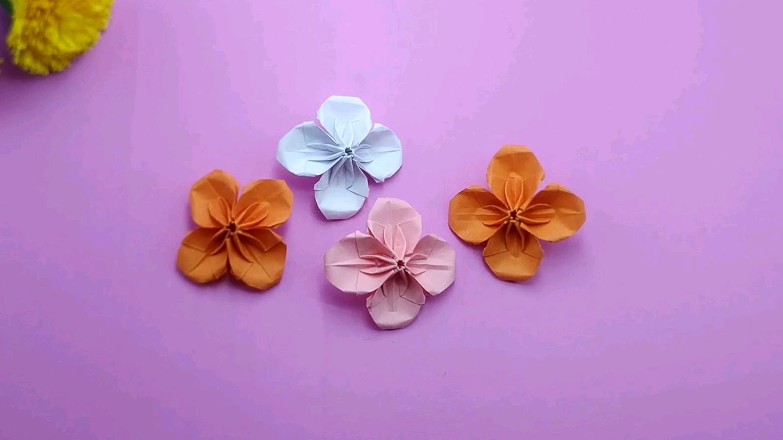 漂亮的四瓣花折纸教程来了,用一张正方形彩纸变成一朵花,神奇吧