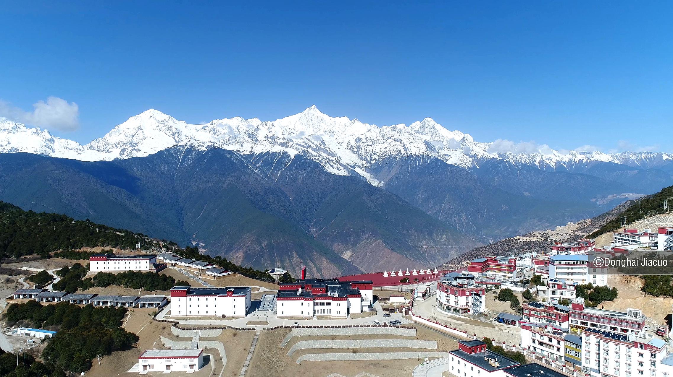 骑摩托走遍中国,从飞来寺航拍梅里雪山