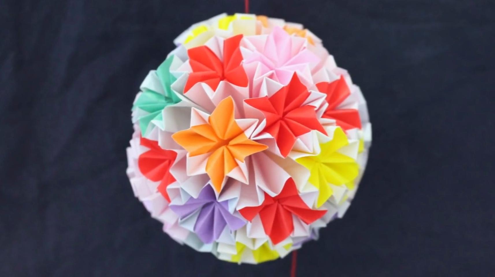 怎样用彩纸折出花球?