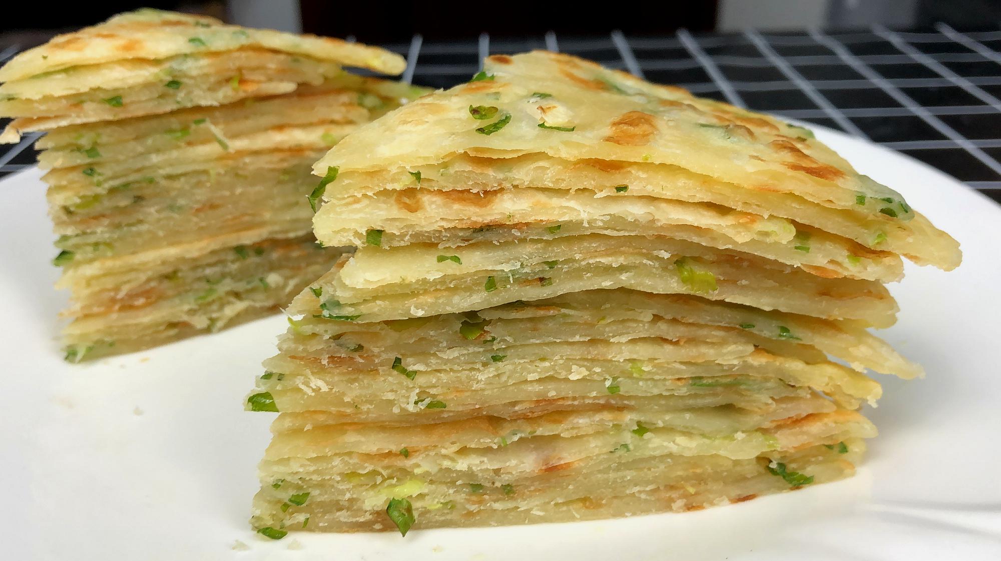 最快速葱油饼的做法,不发面不饧面,外酥里软凉了也不硬