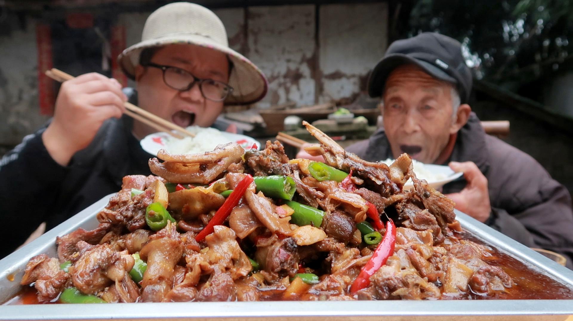 分享六道特色美食的做法,红萝卜烧鸡上榜,菠萝咕咾肉酸爽开胃