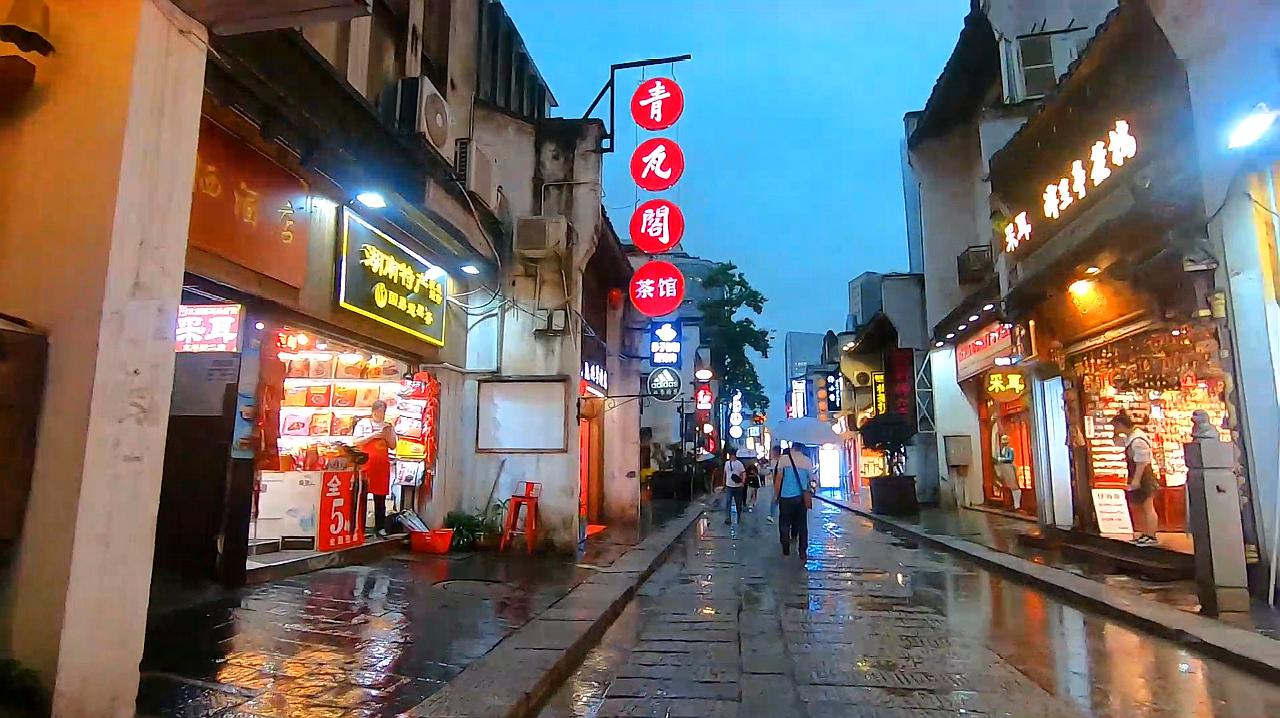 长沙太平街已复苏,两旁街道的店铺基本都开了门,就是没以往热闹