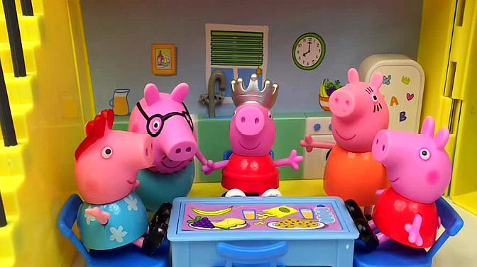 小猪佩奇给一家人讲三只小猪的故事