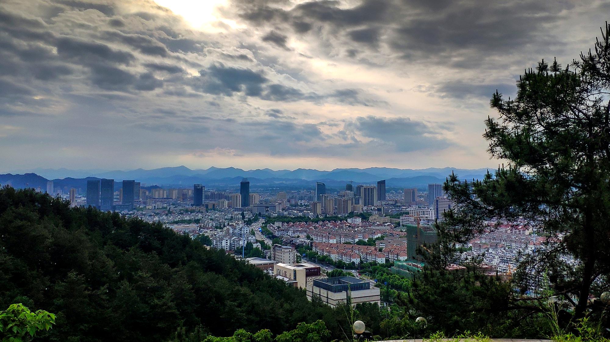 自驾浙江湖州安吉凤凰山,一个免费的景点能看见安吉的全景