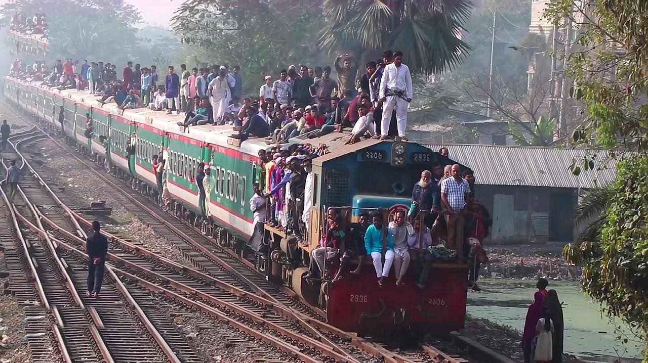 开挂的印度民族坐火车,这场面简直难以想象!