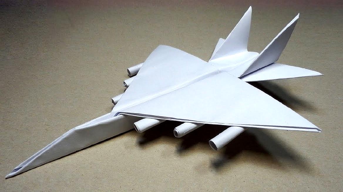 2折纸回旋飞机:将长方形纸在中央对折并将一角折向对角,将两边的角折