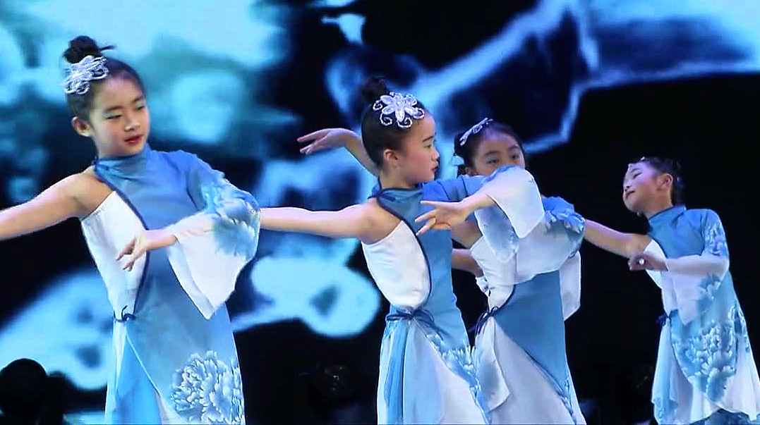 3北京平四《吉祥欢歌》民族特色的舞蹈动作  02:58  来源:好看视频