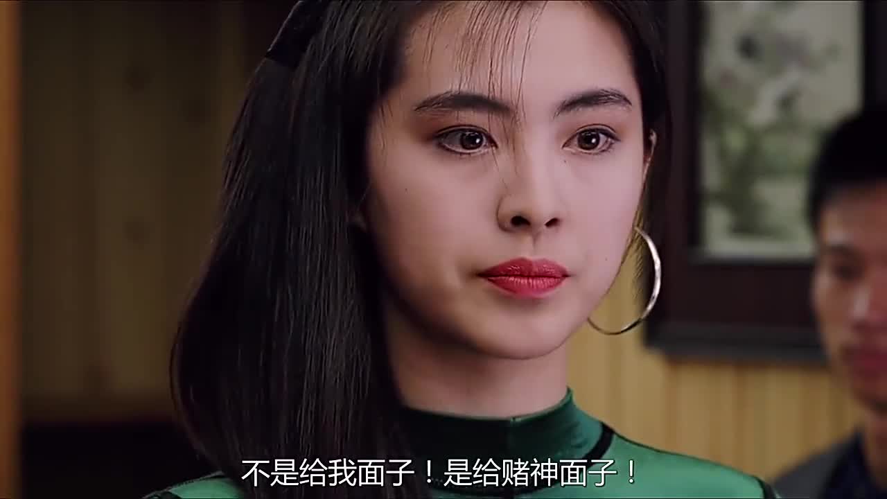 王祖贤看着赌神照片,让周润发假扮赌神去见吴孟达?