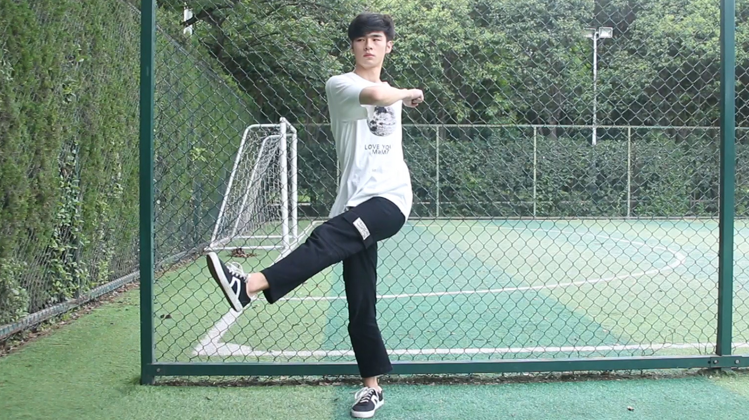 3减脂瘦身运动,双手掌向上倾斜45度,双臂水平与肩同高,两腿稍微弯曲