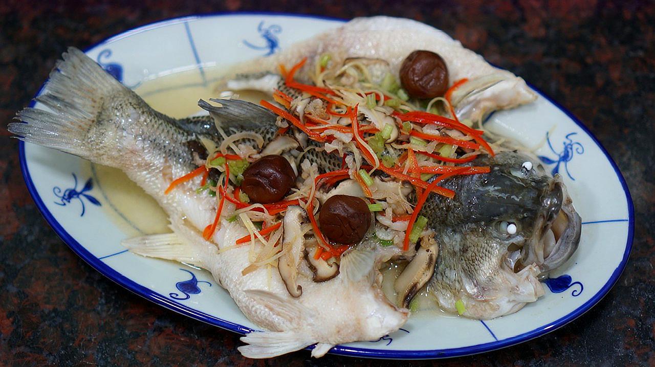 咸梅蒸鱼,潮汕特色清蒸鲈鱼做法,肉质鲜嫩无腥味,口感不腻