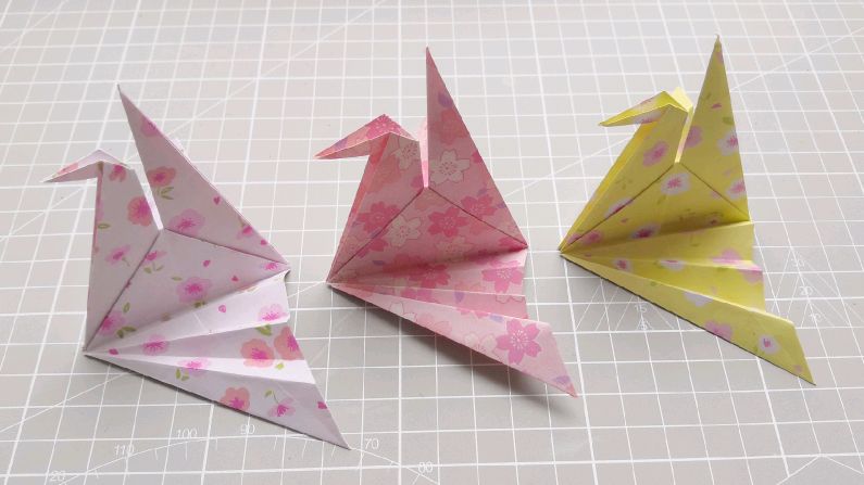 来折千纸鹤吧,在传统千纸鹤的基础上,增加了翅膀的变化