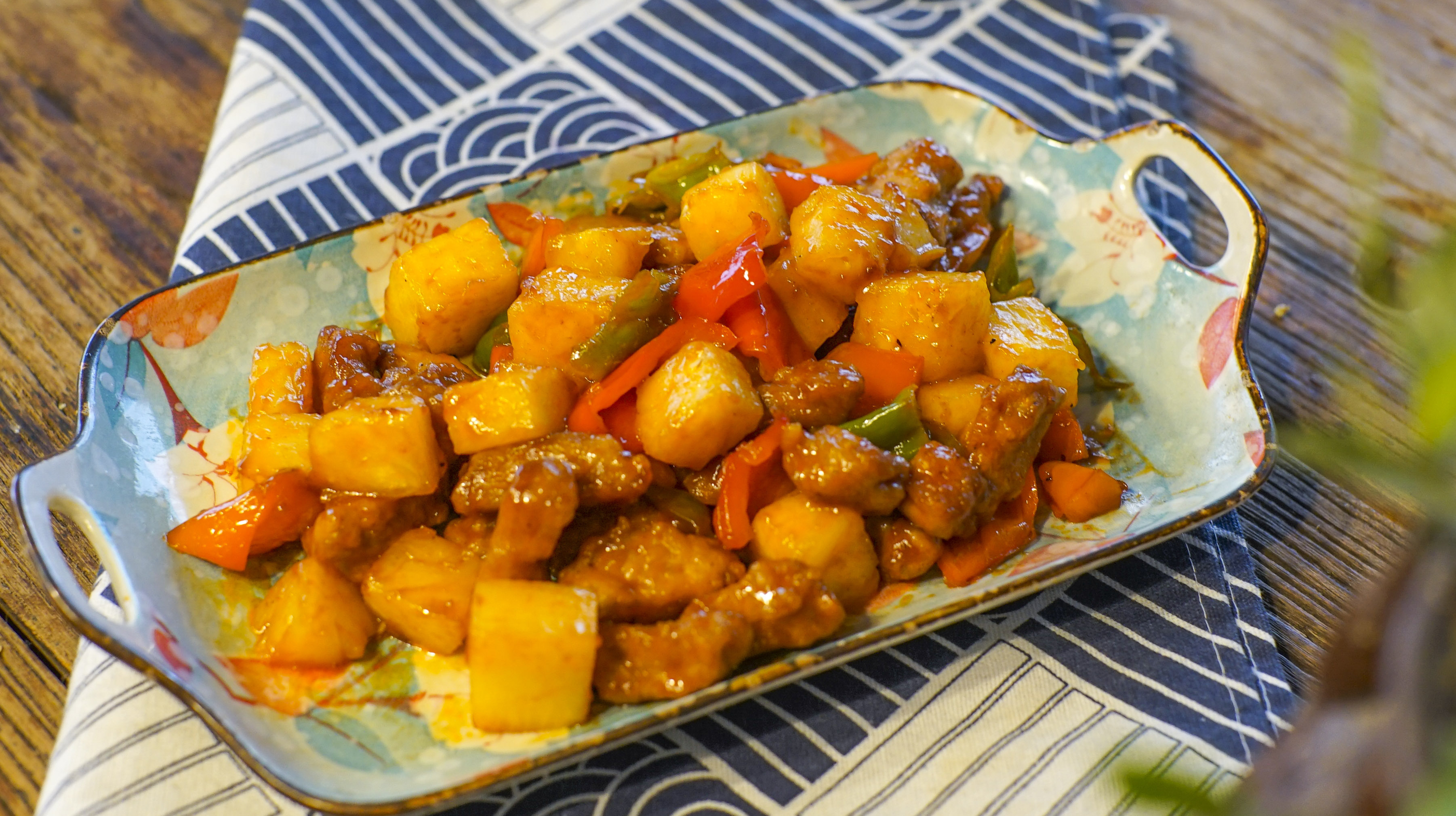 小姑凉在家里做了一道美食,菠萝咕咾肉