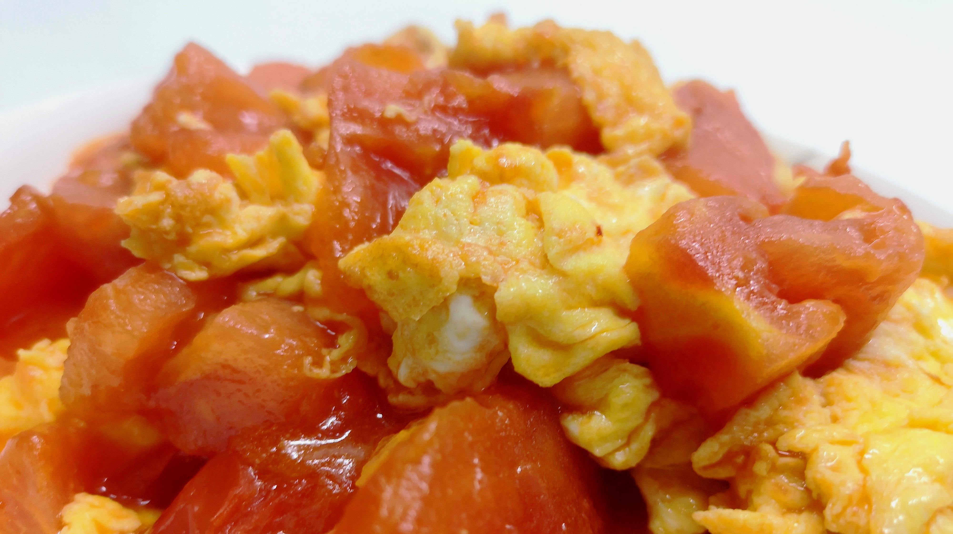 3西红柿炒鸡蛋:西红柿洗净切块,碗中打入鸡蛋加几滴白醋,起锅烧油倒入
