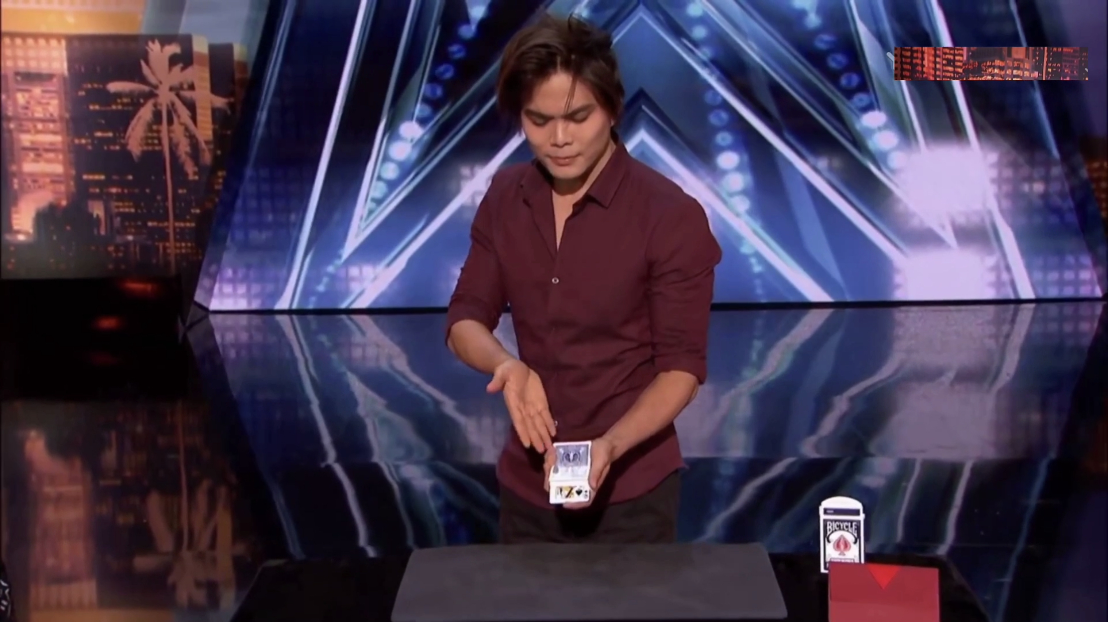 2申林表演华丽纸牌魔术,当之无愧的卡牌大师  01:00  来源:好看视频