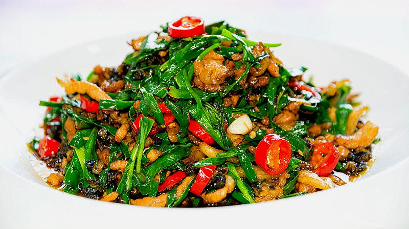 厨师用土韭菜炒螺蛳肉不是一般的好吃,太下饭了!做法有秘诀