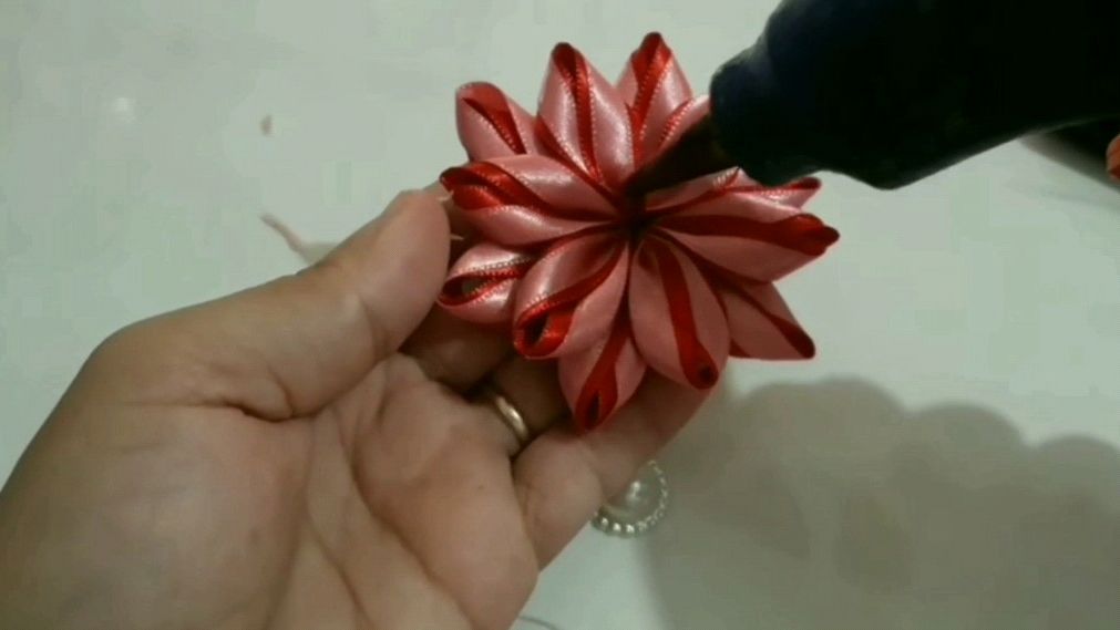 丝带做出来的花朵,做法简单易学,收藏起来总会用的到