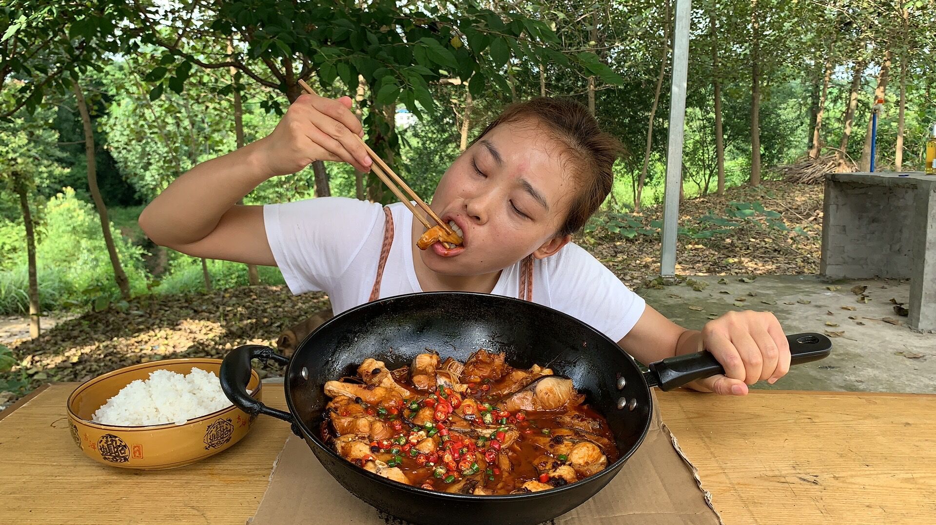 秋妹今天做啤酒鱼,色泽诱人,比啤酒鸭还好吃,吃一次就上瘾,爽