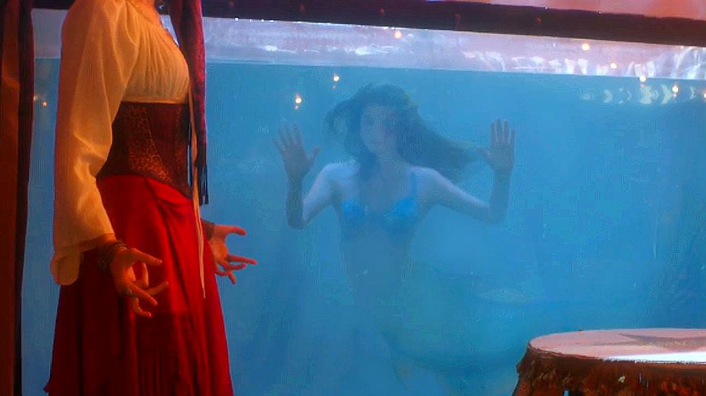 美人鱼被邪恶魔法师抓走,囚禁在马戏团水箱内,用她的洗澡水赚钱