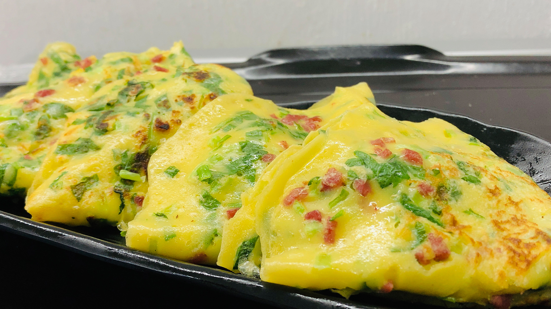 1黄瓜丝瓜鸡蛋饼:将黄瓜丝与丝瓜丝,鸡蛋搅拌均匀,下锅捞成两面金黄的