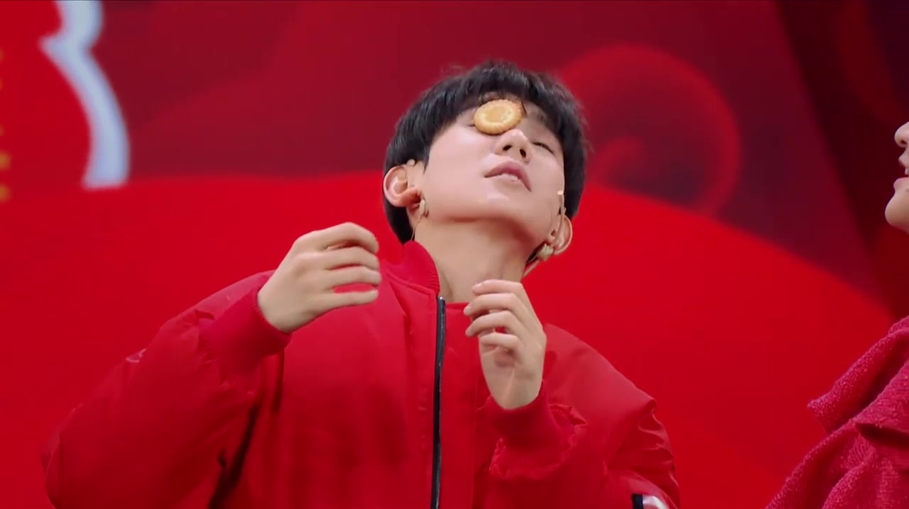 王源现场挤眉弄眼吃饼干,表情太搞笑了,咋没点偶像包袱呢?