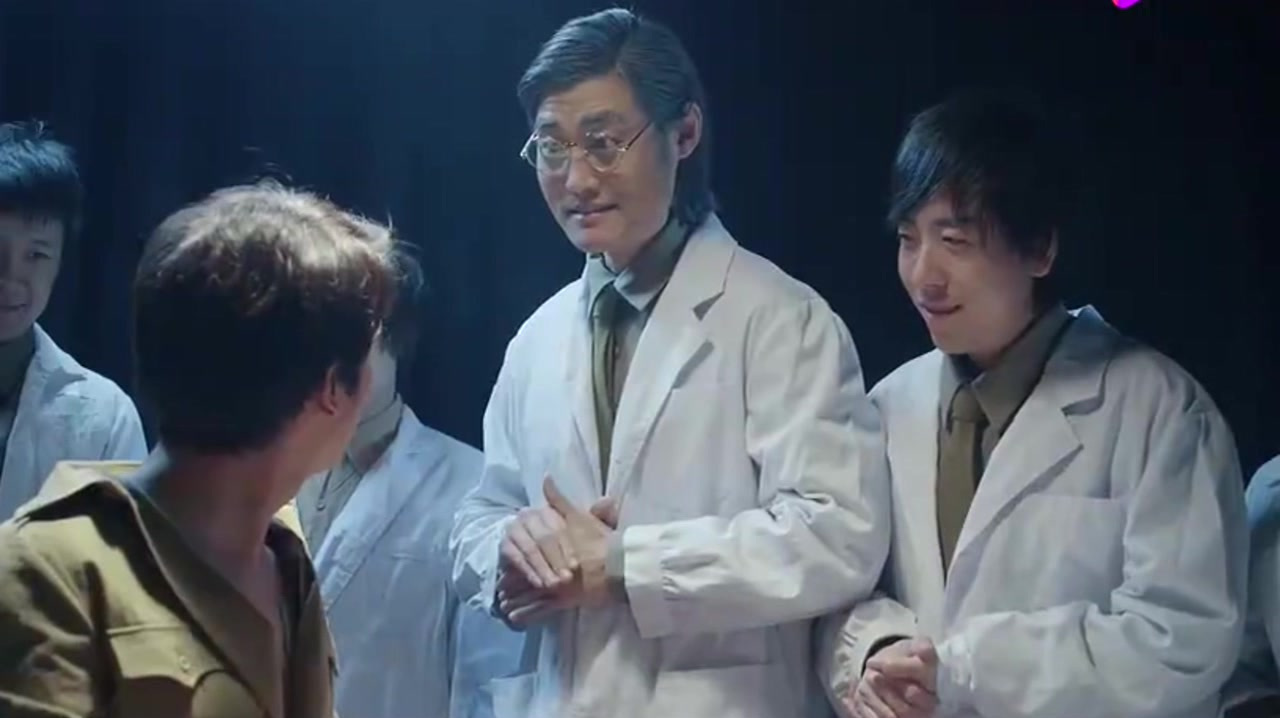 《报告老板》精彩片段观赏,王大锤和小美约会却被人无情打扰