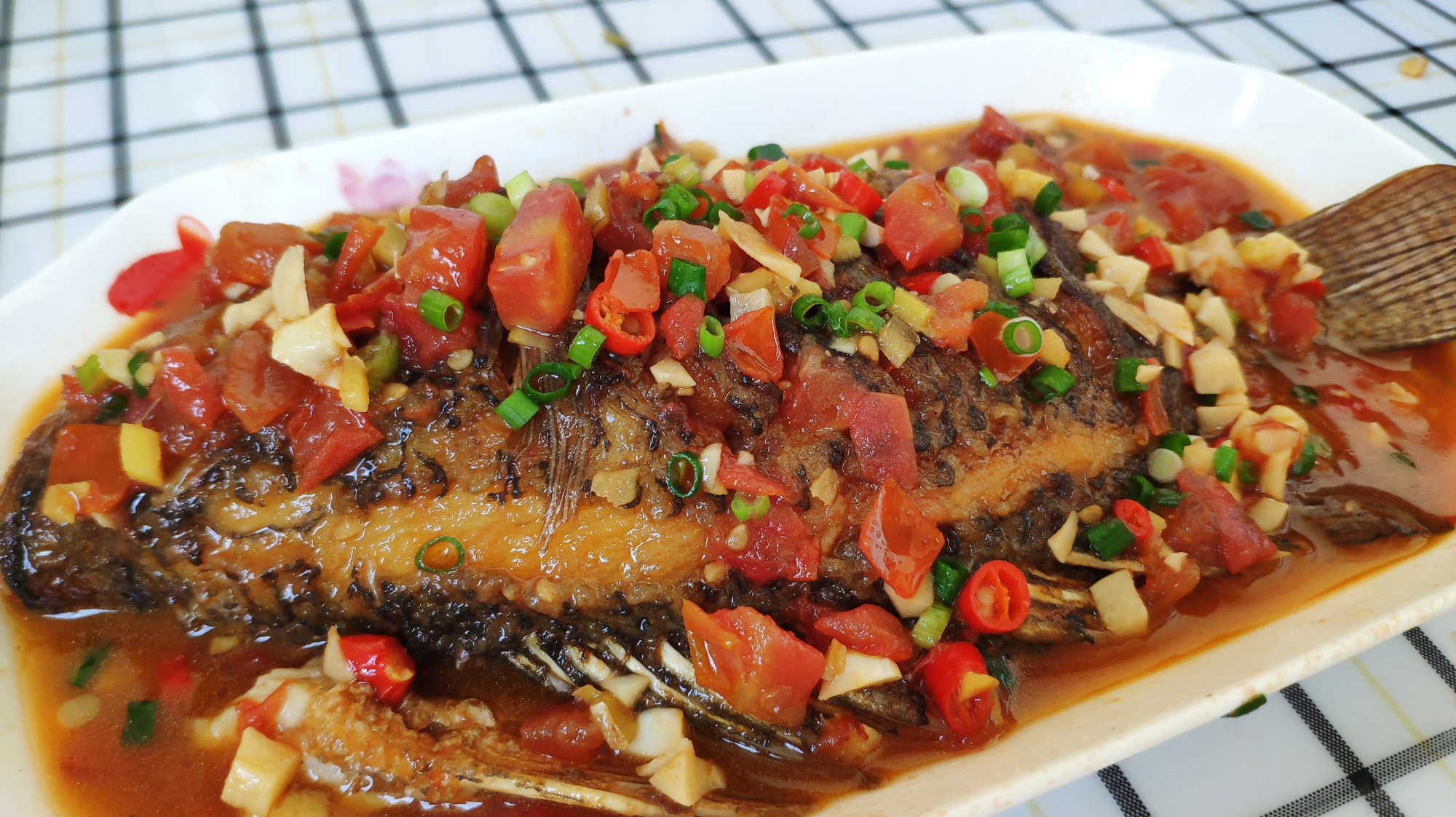 西红柿焖罗非鱼的做法,鲜香入味无腥味,爱吃鱼的一定要收藏
