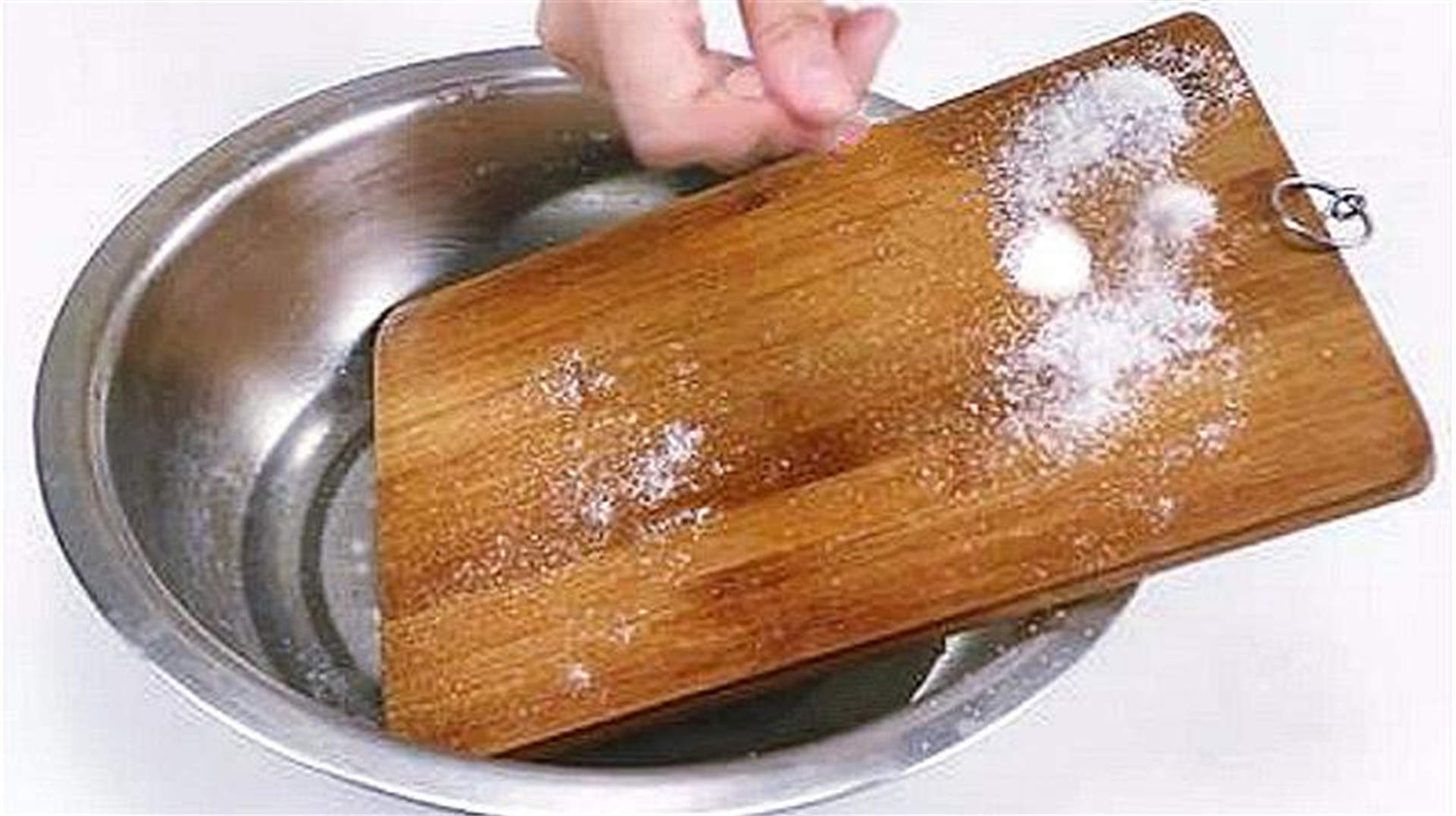 菜板用多久都不开裂不发霉,方法太棒了 服务升级 3自制清洗剂:倒上小