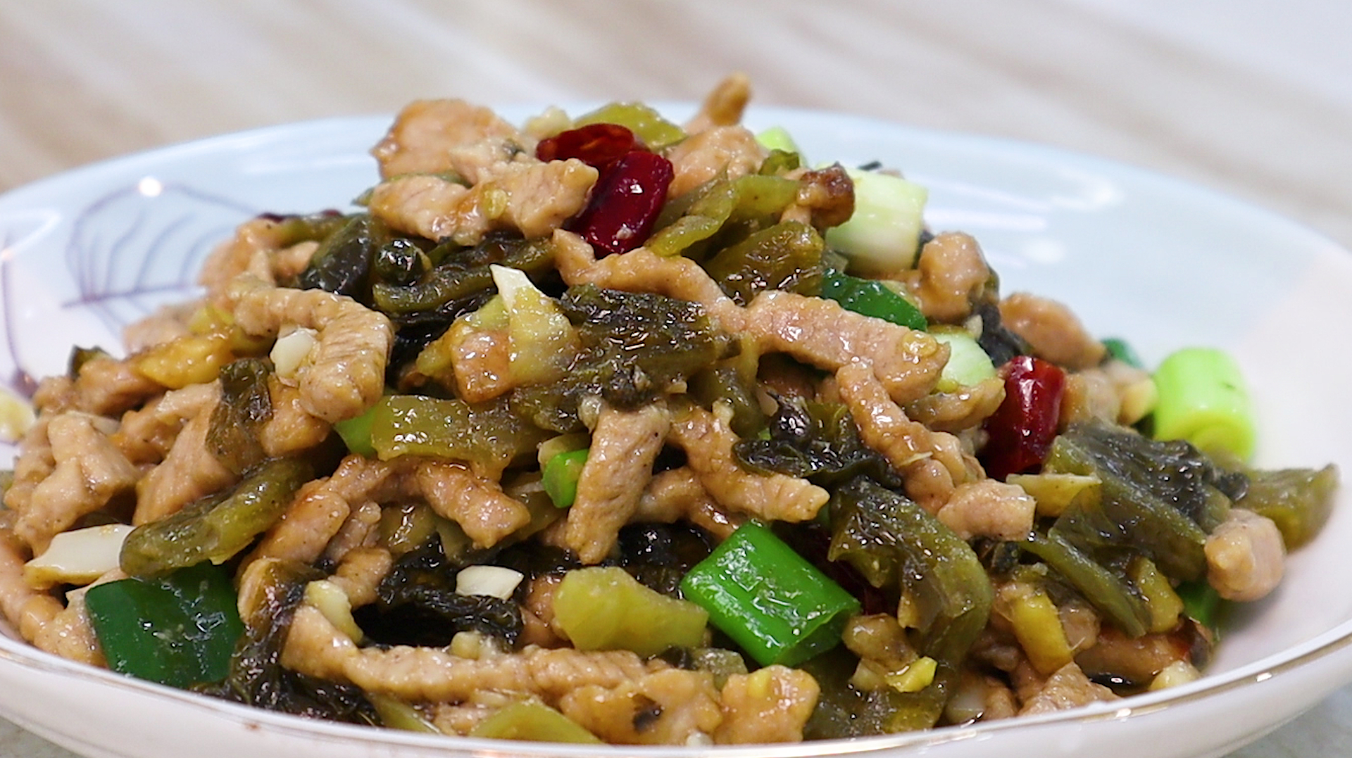 酸菜肉丝的做法,爽口入味,肉丝嫩而不柴,一顿多吃两碗饭