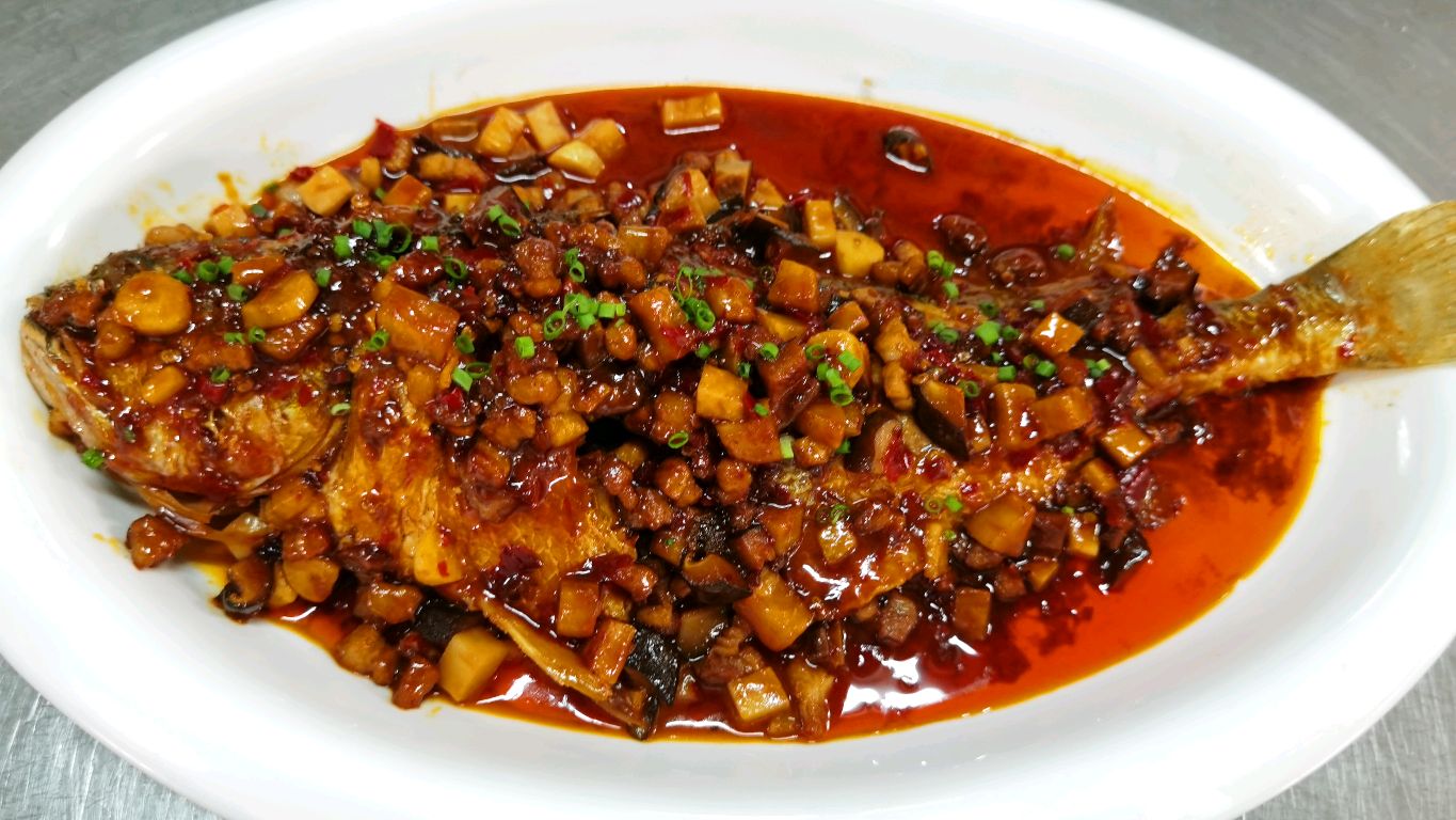 不腥又入味,做法简单不油炸,出锅的鱼肉鲜嫩味道醇厚 4干烧草鱼的做法