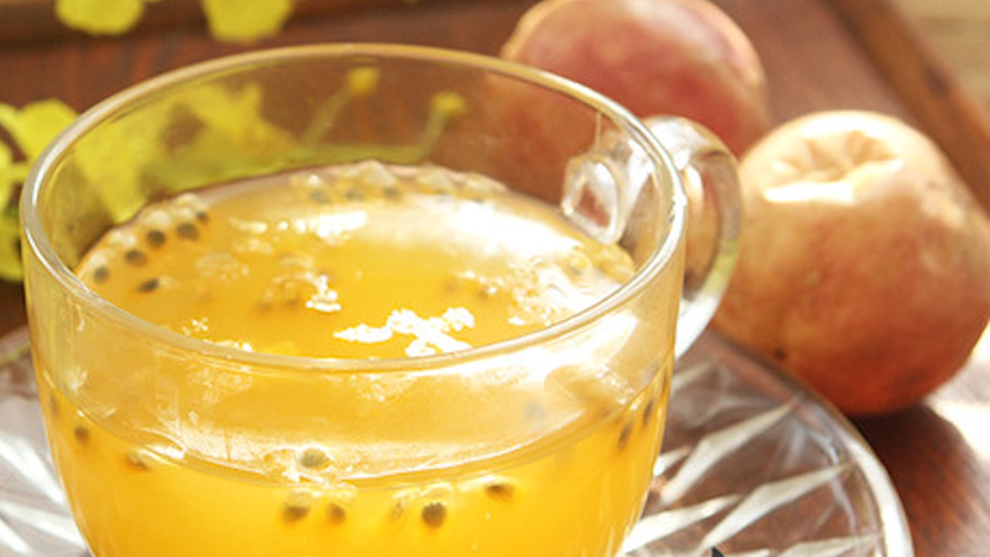 4百香果蜂蜜泡水:百香果取出果肉与果汁,杯中加入百香果蜂蜜和水搅拌