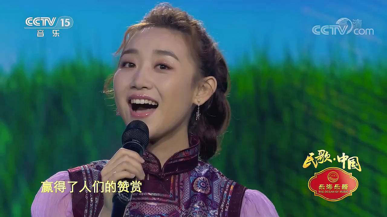 美女刘洺君演唱《阿尔斯楞的眼睛》动听的旋律,让人难忘