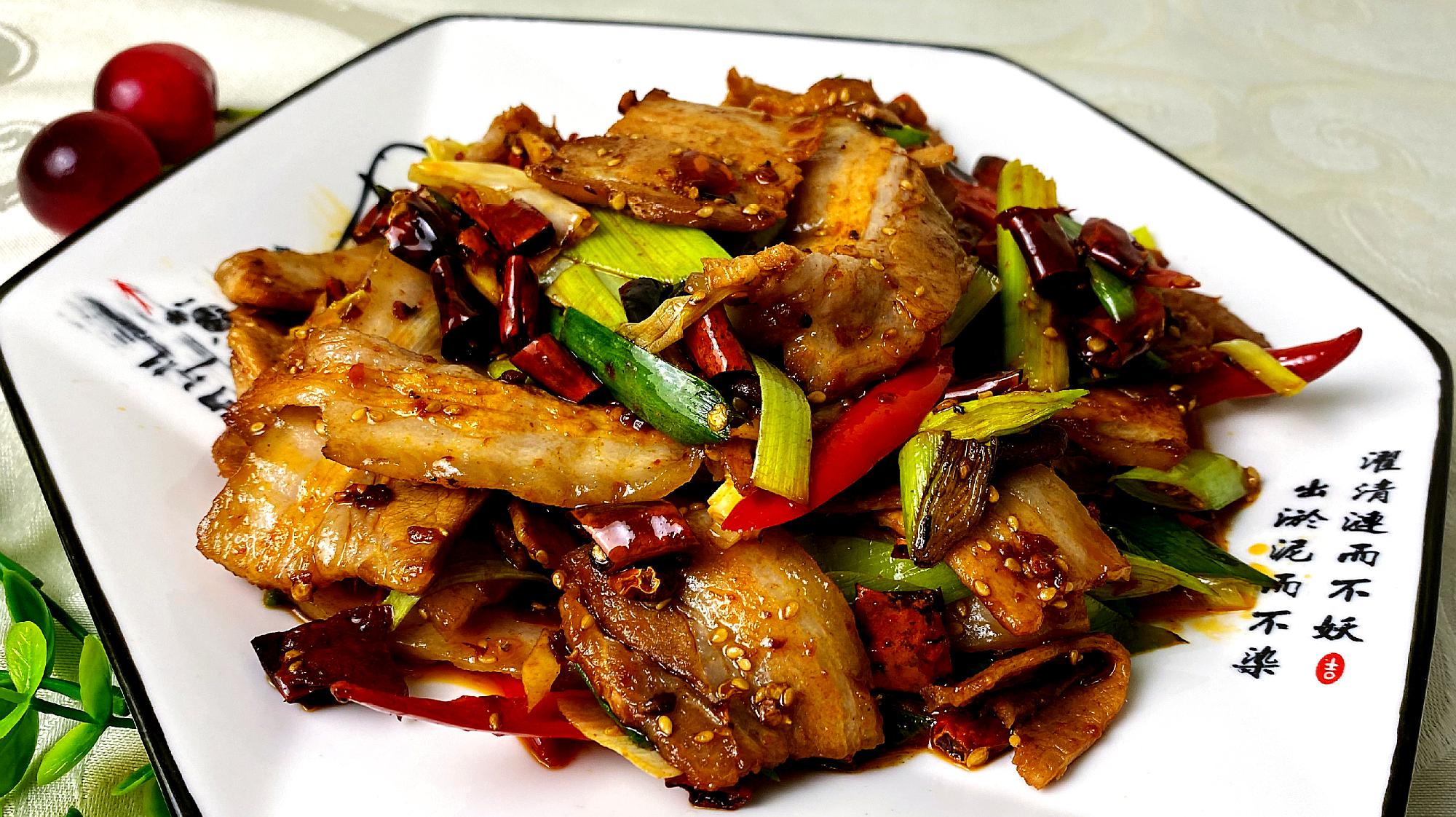 回锅肉很简单的家常做法,咸鲜微辣,肥而不腻,味道不输饭店