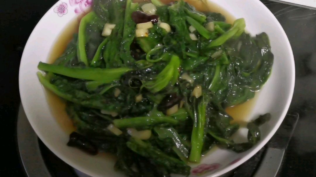 素菜怎麼炒才好吃,胖哥教你簡單佐料熗炒鳳尾!